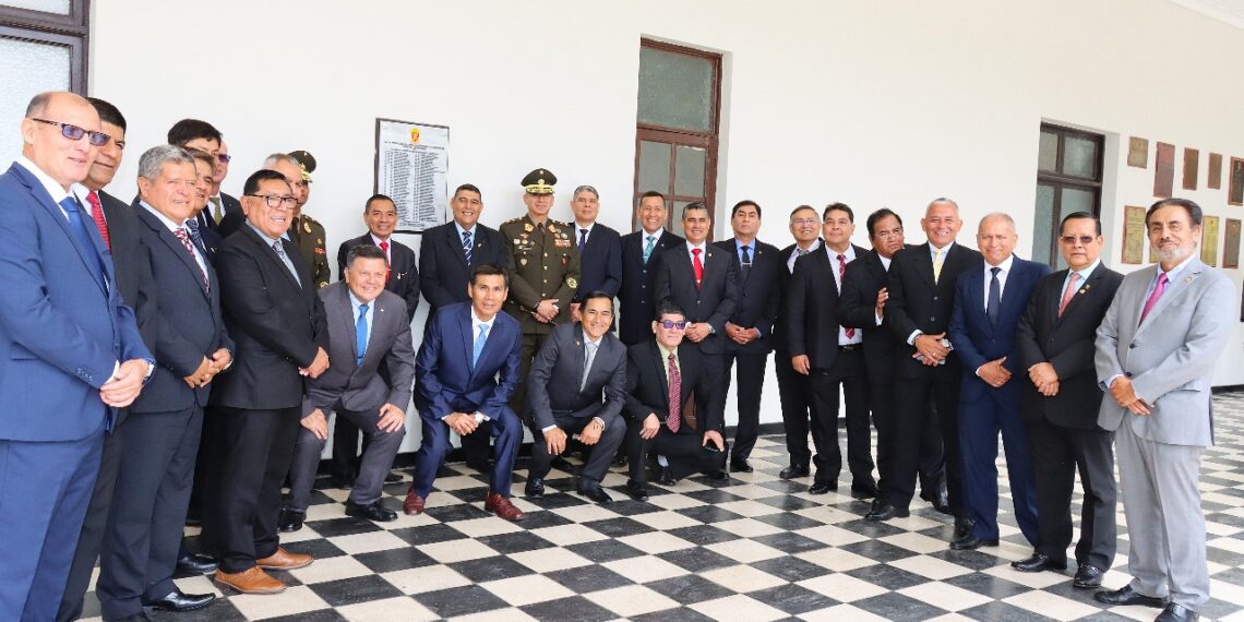 Develación de la placa de mármol en honor al LXV Curso de Comando y Estado Mayor