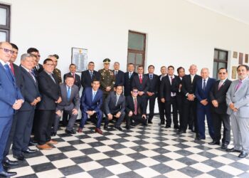 Develación de la placa de mármol en honor al LXV Curso de Comando y Estado Mayor