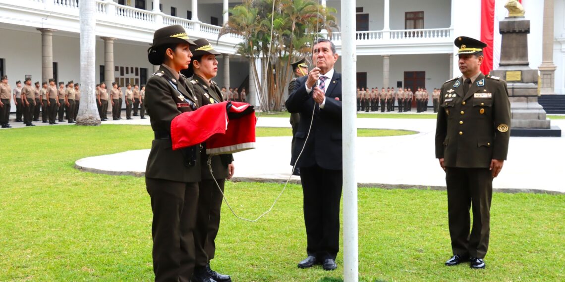 Izamiento del Pabellón Nacional y reconocimiento al personal militar y civil que destacó por su labor desempeñada