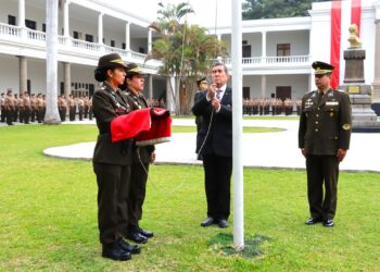 Izamiento del Pabellón Nacional y reconocimiento al personal militar y civil que destacó por su labor desempeñada