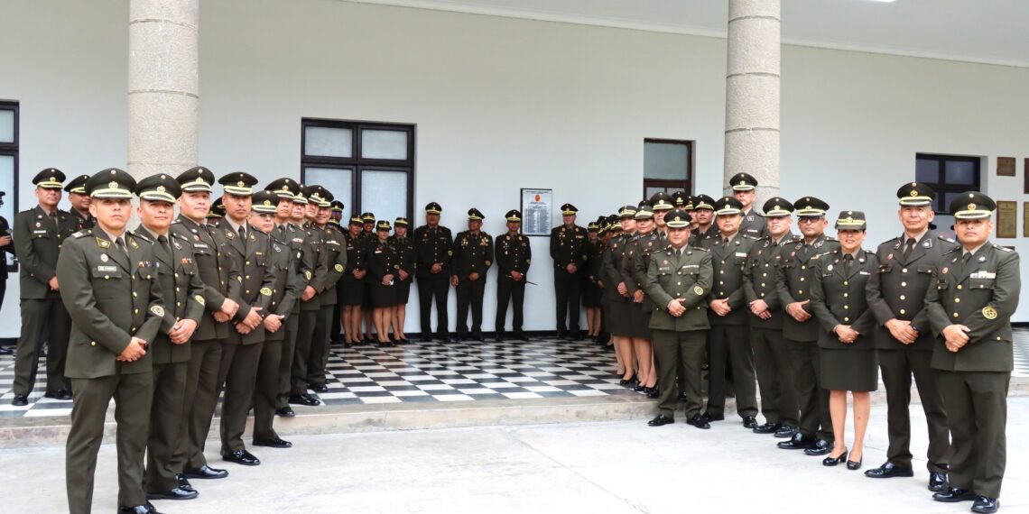 Oficiales del XIV Diplomado de Técnica de Estado Mayor Administrativo (DTEMA) develaron su placa conmemorativa