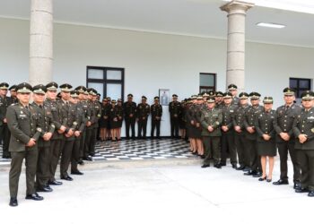 Oficiales del XIV Diplomado de Técnica de Estado Mayor Administrativo (DTEMA) develaron su placa conmemorativa