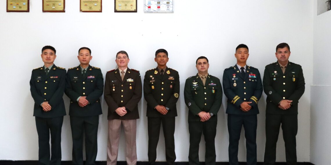 Oficiales extranjeros invitados de la ESGE-EPG develaron su placa conmemorativa