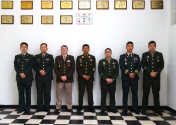 Oficiales extranjeros invitados de la ESGE-EPG develaron su placa conmemorativa