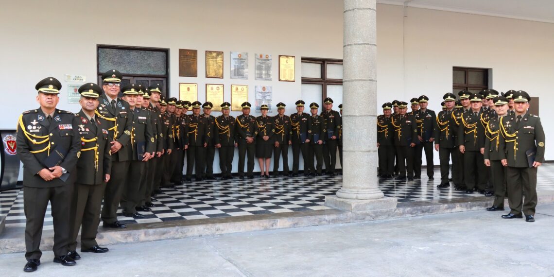 Develación de placa conmemorativa del VI Diplomado de Liderazgo y Planeamiento Estratégico (DLIPE)