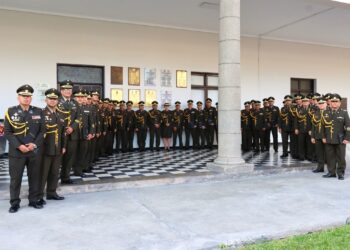 Develación de placa conmemorativa del VI Diplomado de Liderazgo y Planeamiento Estratégico (DLIPE)