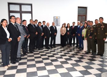 Develación de placa recordatoria del XII Diplomado en Gestión del Riesgo de Desastres y Adaptación al Cambio Climático