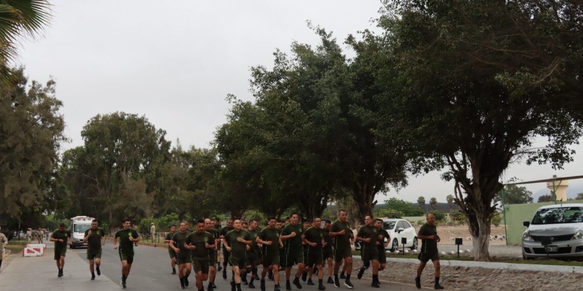 Oficiales estudiantes de la ESGE-EPG rinden test de capacidad física