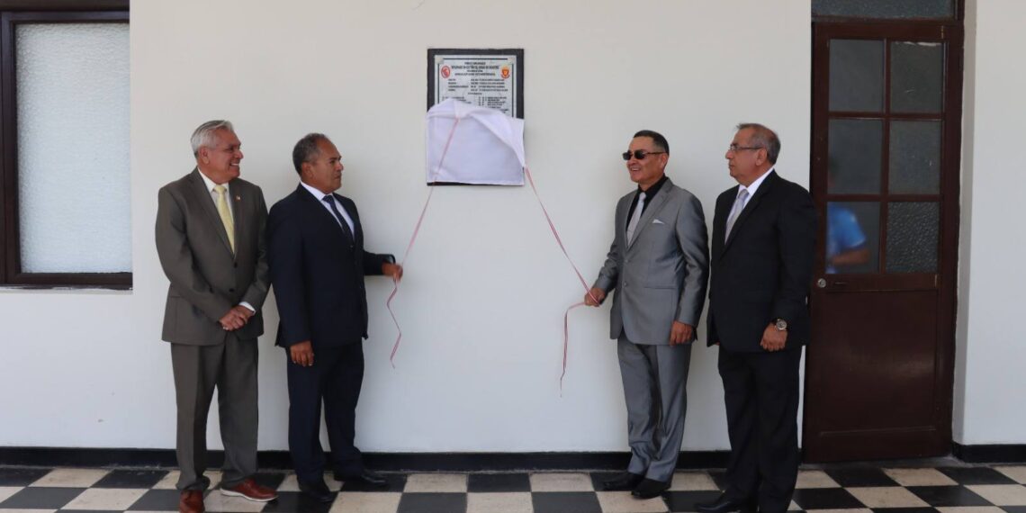 Primer Diplomado en Gestión de Riesgos y Desastres, develan placa conmemorativa