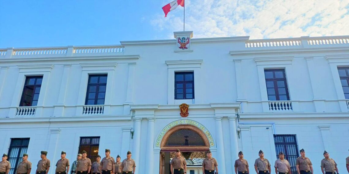 ESGE-EPG llevó a cabo la ceremonia de izamiento del Pabellón Nacional