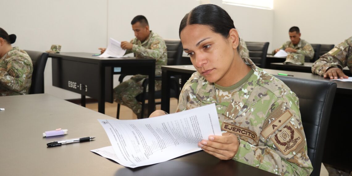 Oficiales de las escuelas de armas y servicios rindieron examen de conocimientos e ingles