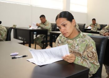 Oficiales de las escuelas de armas y servicios rindieron examen de conocimientos e ingles