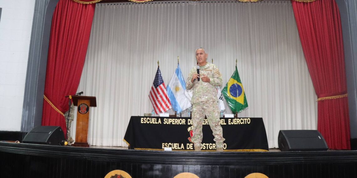 Conferencia sobre la importancia del liderazgo y experiencia para la formación docente militar