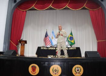 Conferencia sobre la importancia del liderazgo y experiencia para la formación docente militar