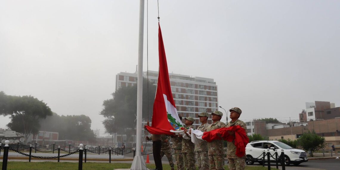 Ceremonia de izamiento del Pabellón Nacional marcó el inicio de la semana académica en la ESGE-EPG