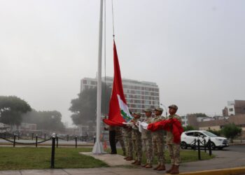 Ceremonia de izamiento del Pabellón Nacional marcó el inicio de la semana académica en la ESGE-EPG