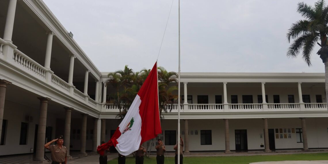 Escuela Superior de Guerra del Ejército – Escuela de Postgrado realizó el izamiento del Pabellón Nacional