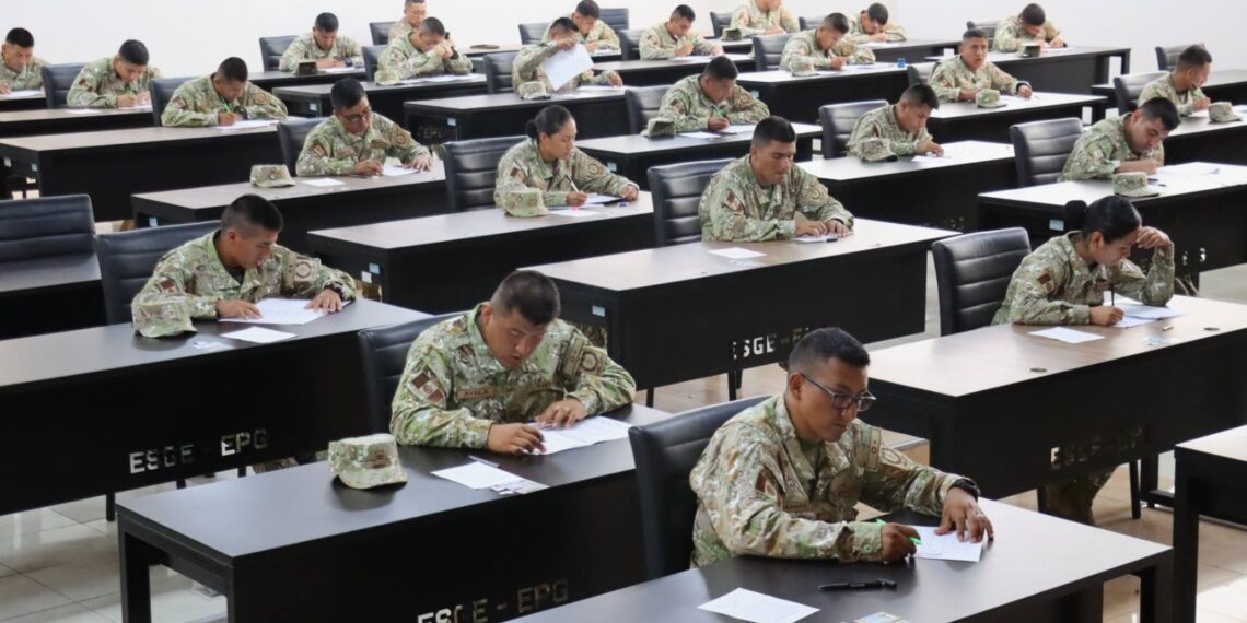 Tenientes del curso básico rindieron examen de conocimientos e ingles