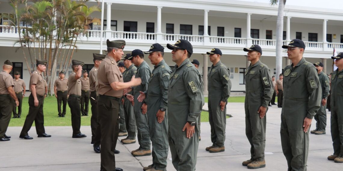 ESGE-EPG realiza izamiento del Pabellón Nacional en conmemoración del 53º Aniversario de la Aviación del Ejército