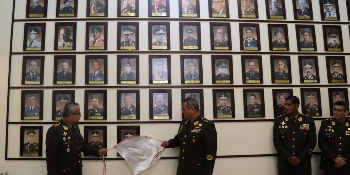 Reconocimiento y legado: ESGE-EPG devela fotografía del Comandante General del Ejército en la galería de honor