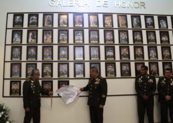 Reconocimiento y legado: ESGE-EPG devela fotografía del Comandante General del Ejército en la galería de honor