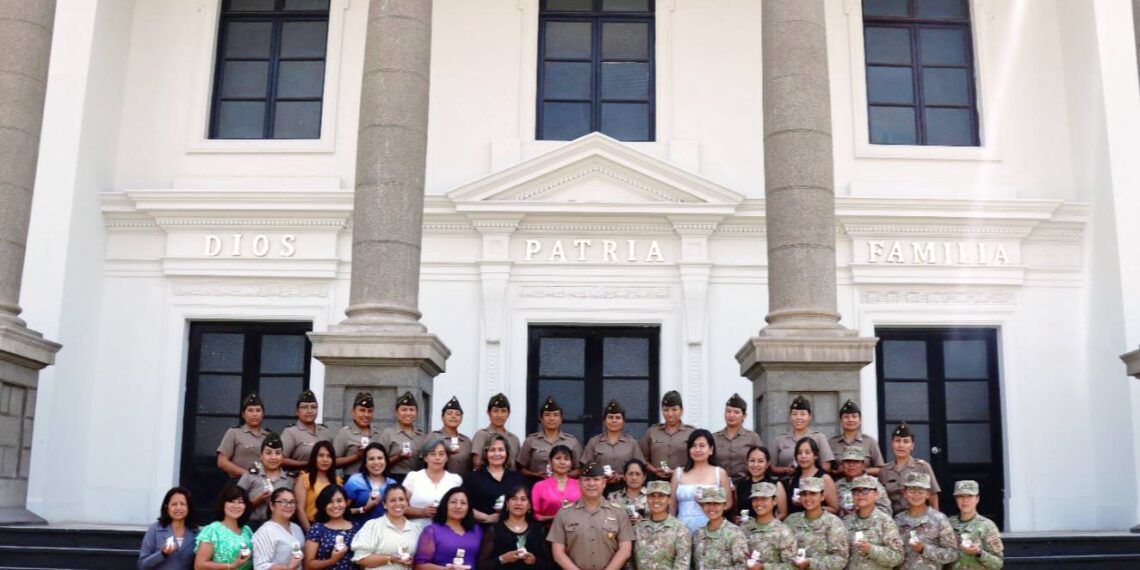 Reconocimiento y gratitud: Homenaje al personal femenino de la Escuela Superior de Guerra del Ejército