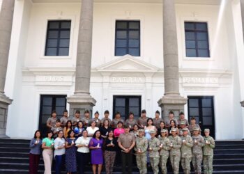 Reconocimiento y gratitud: Homenaje al personal femenino de la Escuela Superior de Guerra del Ejército