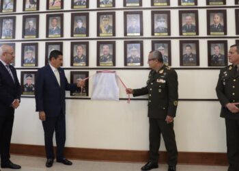 Develación en la galería de honor de la ESGE-EPG reconoce trayectoria del presidente del Consejo de Ministros