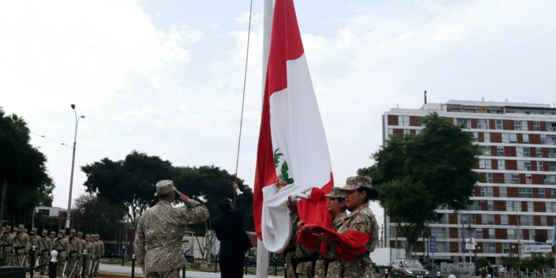 ESGE-EPG realiza ceremonia de izamiento del Pabellón Nacional con distinguida participación
