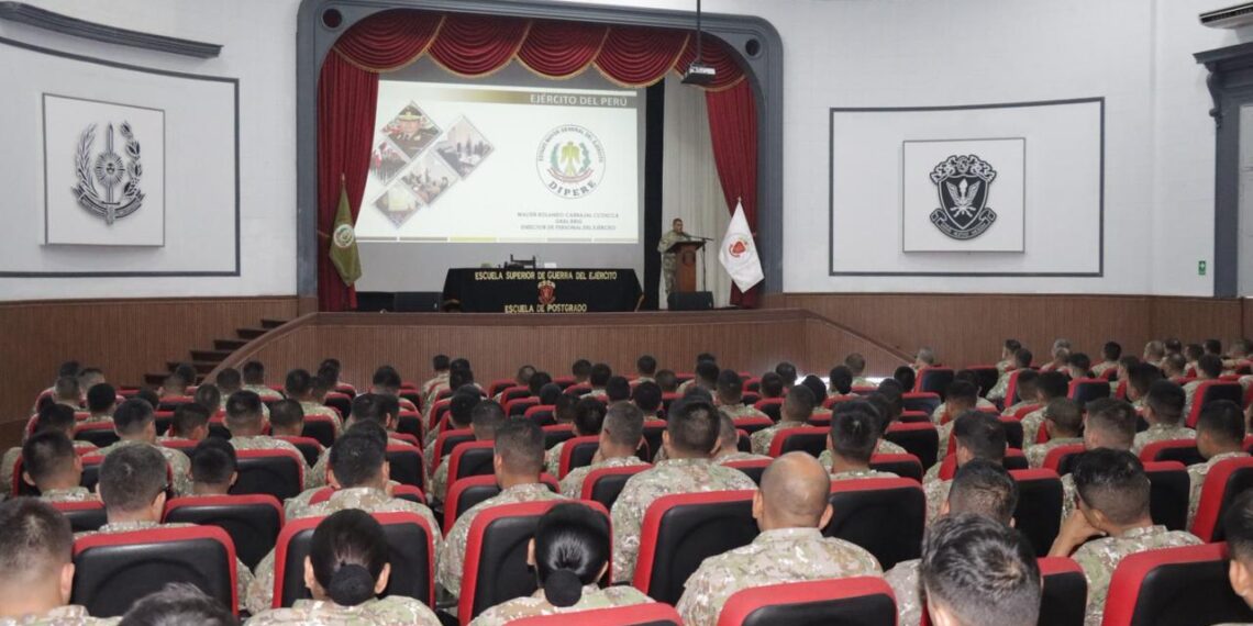 Conferencia fortalece el desarrollo profesional de oficiales del Ejército