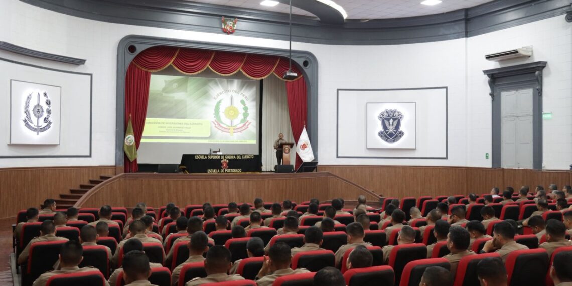 ESGE-EPG impulsa la gestión estratégica con conferencia sobre inversiones en el Ejército del Perú