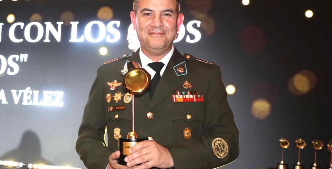 Felicitamos a nuestro docente, el Crl Inf Carlos Enrique Freyre Zamudio, por ganar el Premio Luces 2026 del diario el Comercio, a la Mejor Novela con «Tierra de canes»