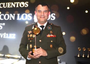 Felicitamos a nuestro docente, el Crl Inf Carlos Enrique Freyre Zamudio, por ganar el Premio Luces 2026 del diario el Comercio, a la Mejor Novela con «Tierra de canes»