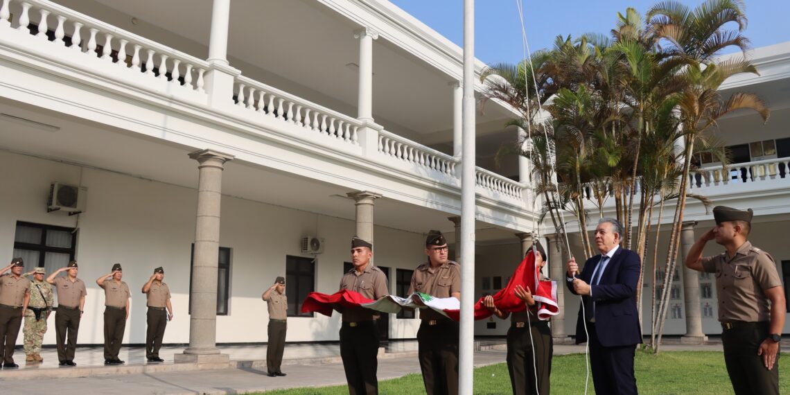 ESGE-EPG realiza ceremonia de izamiento con la presencia del presidente del SINEACE