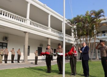 ESGE-EPG realiza ceremonia de izamiento con la presencia del presidente del SINEACE