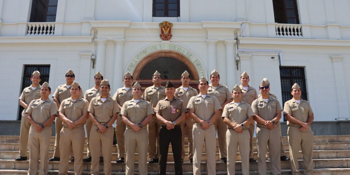 Visita de oficiales de la Escuela Superior de Guerra Naval fortalece el intercambio académico