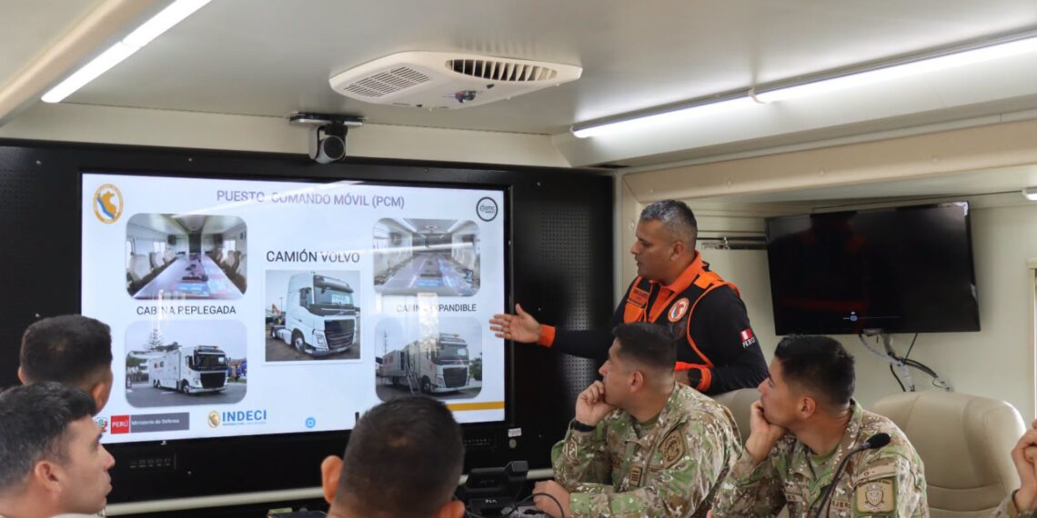 Oficiales del LXX Programa de Comando y Estado Mayor fortalecen sus competencias en visita académica al COEN-INDECI