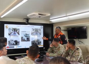 Oficiales del LXX Programa de Comando y Estado Mayor fortalecen sus competencias en visita académica al COEN-INDECI