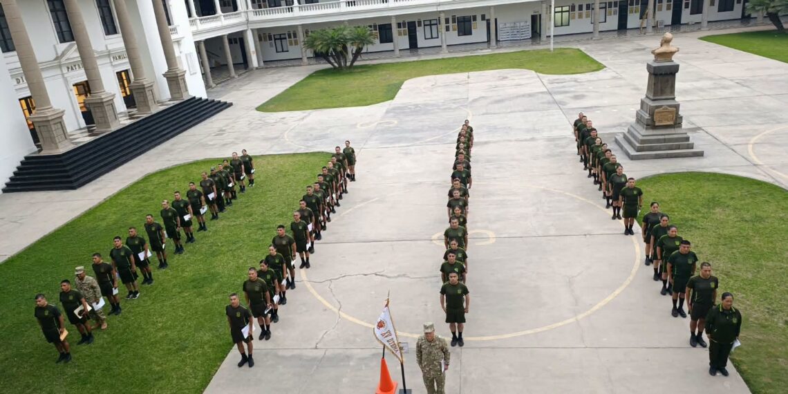 Oficiales de procedencia universitaria del XV DTEMA culminan test de capacidad física en la ESGE-EPG