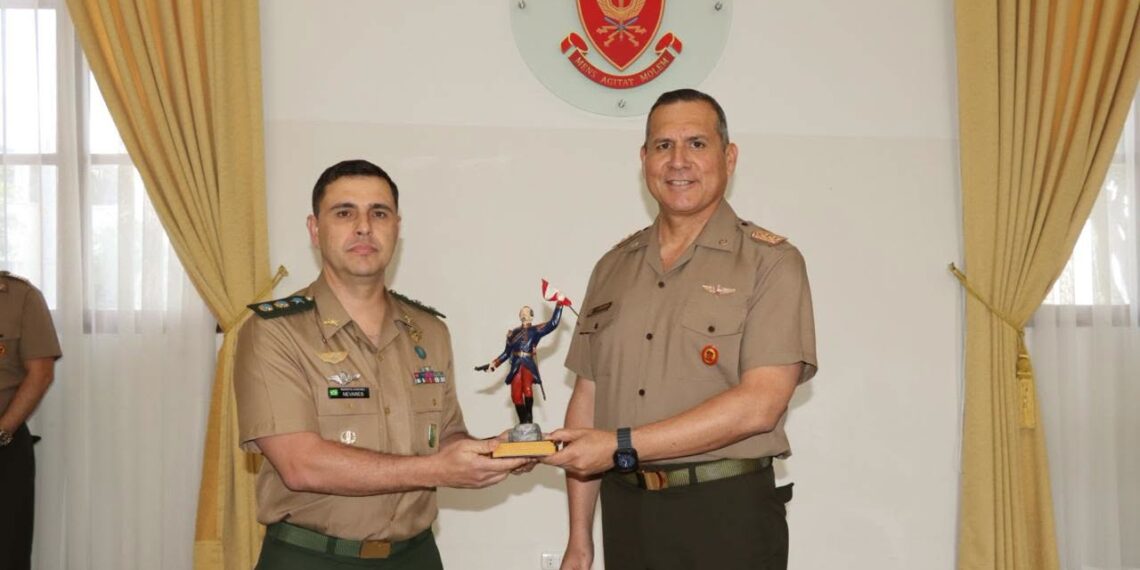 ESGE-EPG reconoce ascenso de oficial del Ejército de Brasil que integra su cuerpo docente